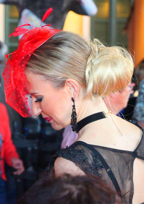 Portrait hotesse robe a champagne avec chignon Portrait hotesse robe à champagne avec chignon - Sur Mesures Spectacles