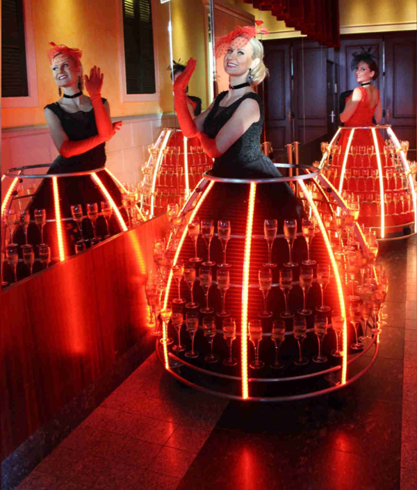 Robe à champagne – Kasino Fhehel – Tenue rouge et noire Robe à champagne - Kasino Fhehel tenue rouge et noire - Sur Mesure Spectacles