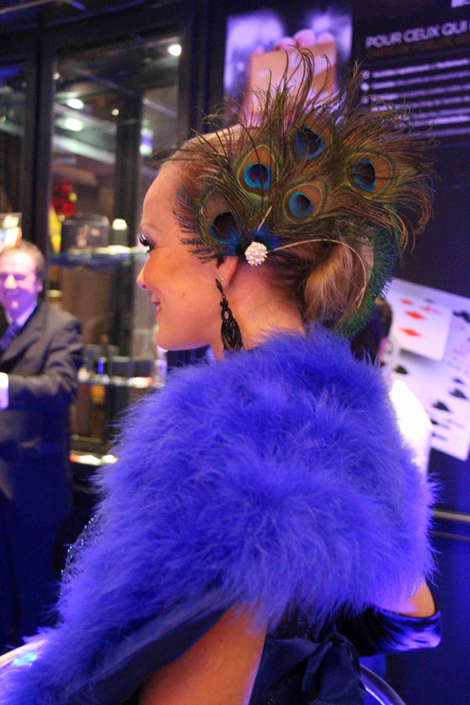 Robe a champagne – Tenue bleue avec chignon Robe à champagne de l'Agence Sur Mes-ures Spectacles-Tenue bleue avec chignon