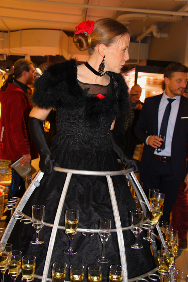 Robe à champagne tenue noire pour distribution champagne Nicolas Feuillatte - Agence Butterfly