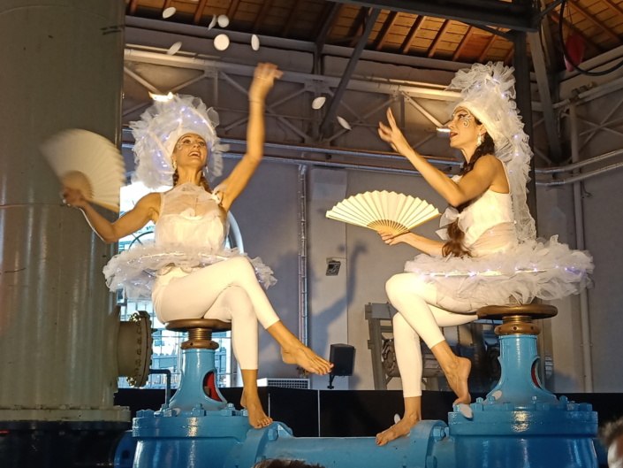 Danseuses en deambulation - soiree féérire blanche - agence butterfly