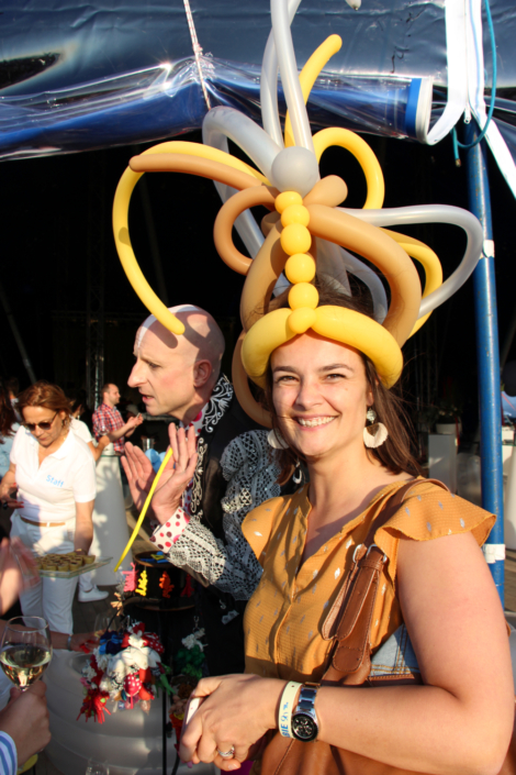 Sculpture de ballons avec ceation d'un chapeau - animation propose par Agence Butterfly