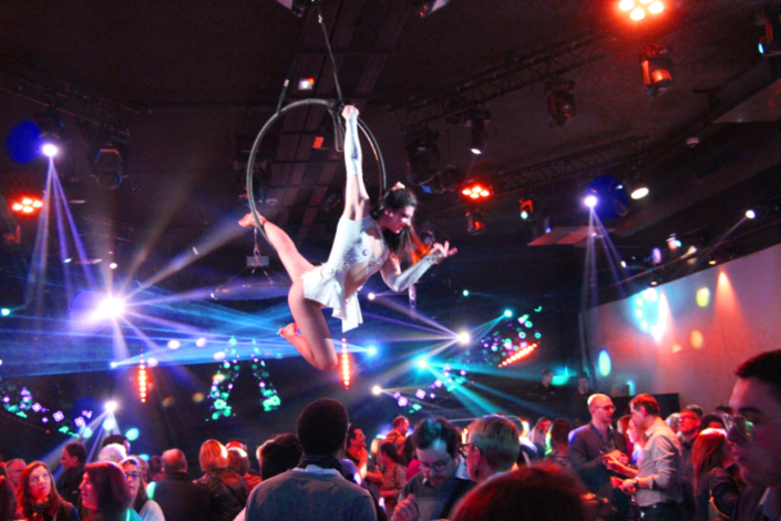 Danseuse aérienne dans cerceau lors d'une soirée d'entreprise - Agence Butterfly