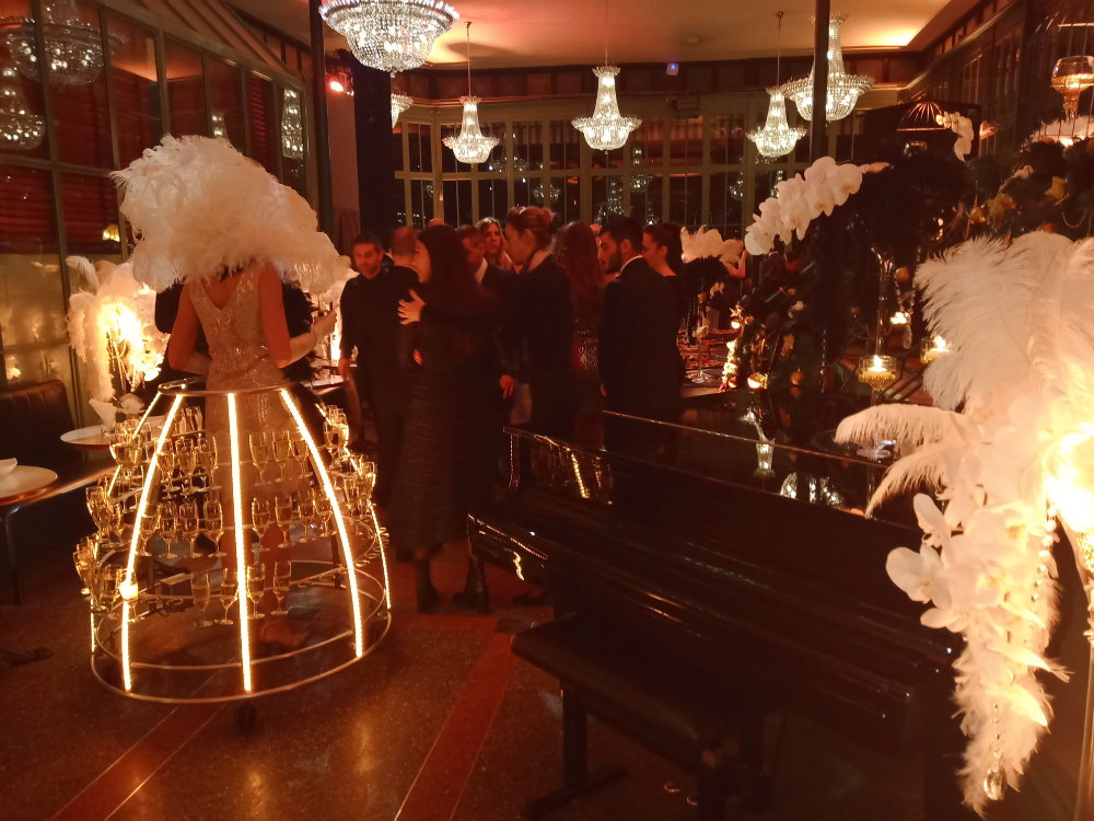 Service du champagne lors d'une soirée Gatsby Le Magnifique - Agence Butterfly