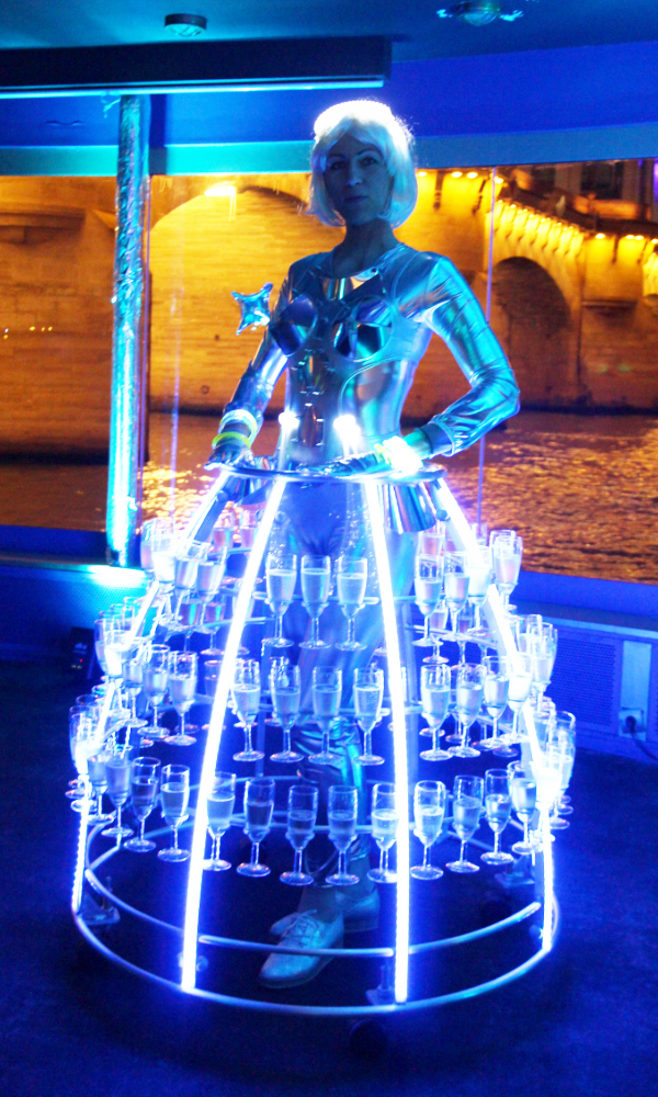 Eclairage à led bleu pour robe à champagne futuriste - Agence Butterfly