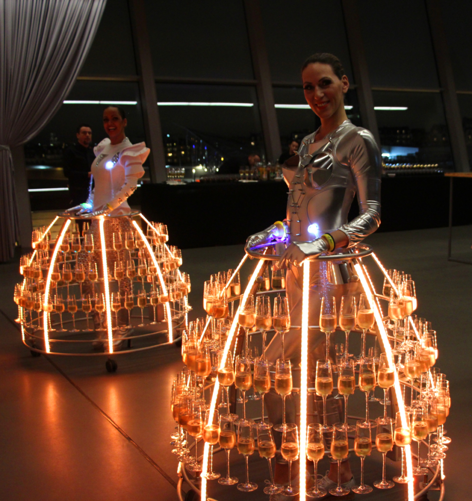 Hôtesse futuriste robe à champagne - Agence Butterfly
