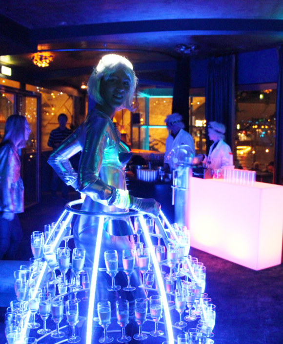 Robe à champagne futuriste - devant bar