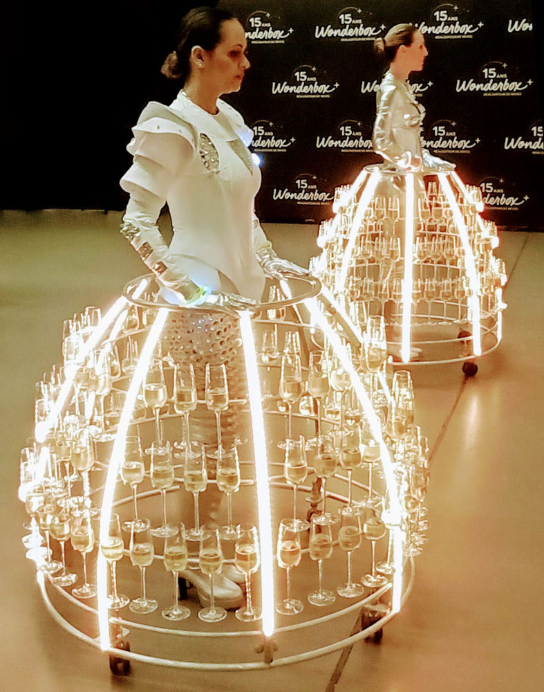 Tenue futuriste pour hôtesse robe à champagne de l'Agence Butterfly