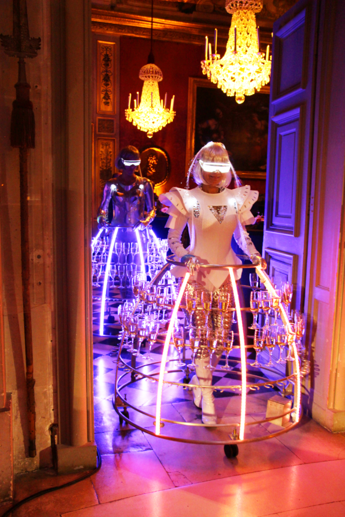 Château de Vaux Le Vicomte - Robe à champagne futuriste pour l'accueil des clients - Agence Butterfly